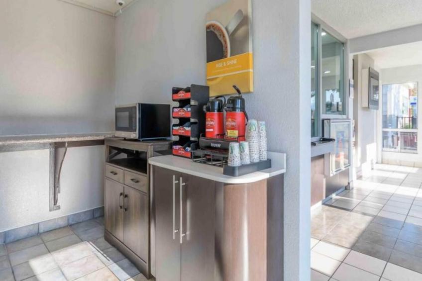 1 Full Bed  Non-Smoking Kitchen - foto 26