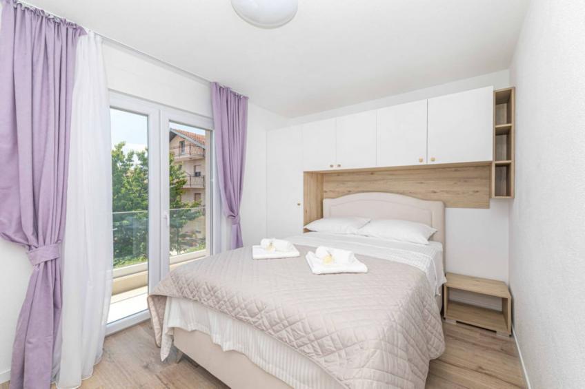 Expansive Retreat with Private Pool & BBQ, Near the Beach - Six Bedroom Villa - foto 12