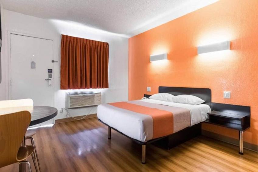 1 Queen Bed  Non-Smoking - foto 12