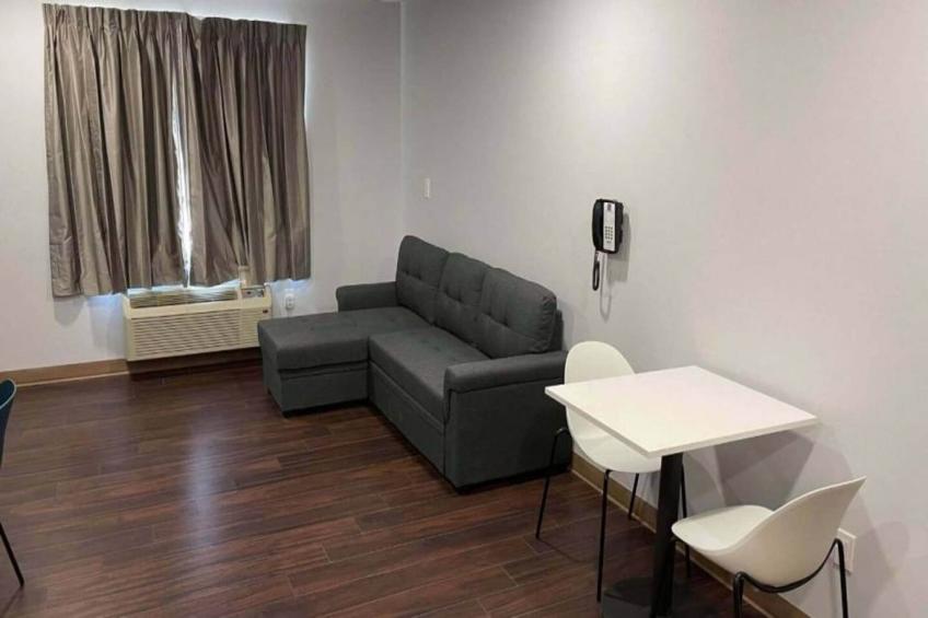 1 Queen Bed  Non-Smoking Sofa-Bed - foto 32