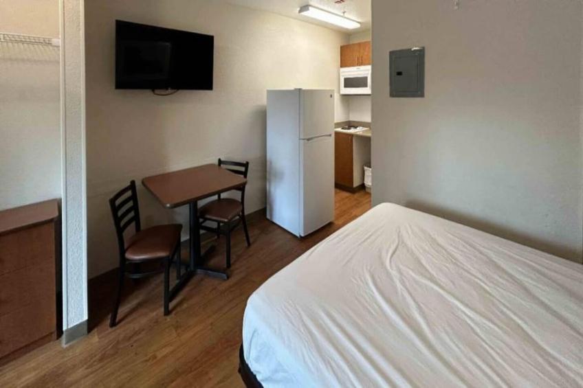 1 Queen Bed  ADA/RI Shower/Nsmk/Kitchen - foto 12