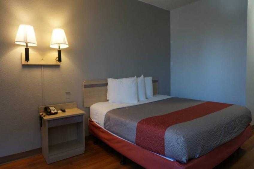 1 King Bed  Mob Acc RI Shwr Nsmk Minifridg - foto 5