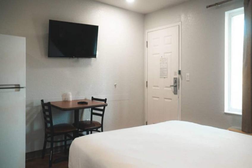 1 Queen Bed  Non-Smoking Kitchen - foto 11