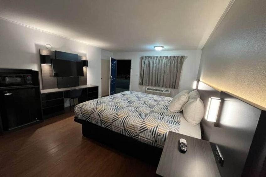 1 King Bed  Non-Smoking Micfridge - foto 20