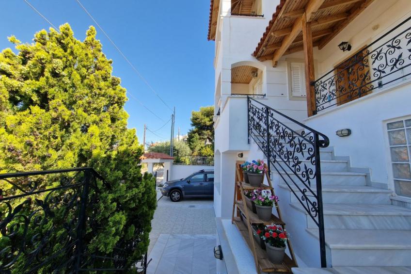 Vollständig umschlossene und großzügig angelegte dreistöckige Ferienvilla mit f - foto 19