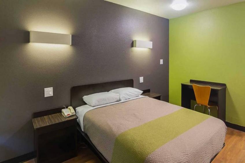 1 King Bed  Non-Smoking Kitchen - foto 18