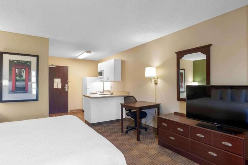 1 Queen Bed  Non-Smoking Kitchen - foto 12