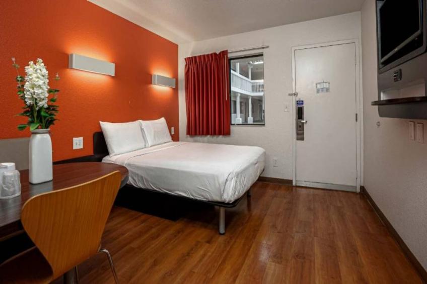 1 Full Bed  ADA/RI Shower - foto 8