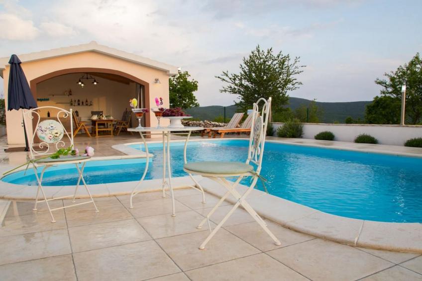 Peaceful Escape with Mountain Views, Heated Pool and Modern Amenities in Radošić - Four Bedroom Villa - foto 16