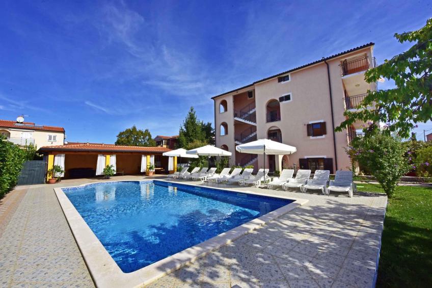 Holiday apartment with pool and balcony - BF-28HJ