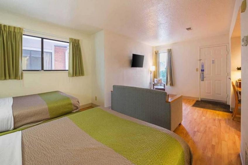 2 Queen Beds  Suite Smoking - foto 13