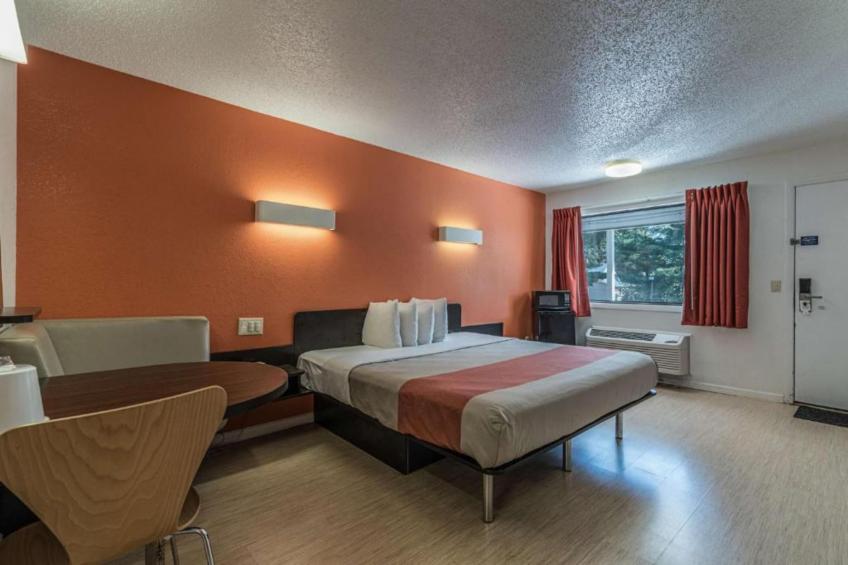 1 King Bed  Non-Smoking - foto 7