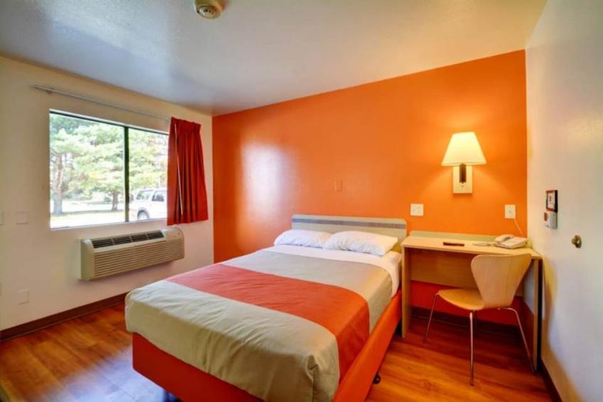 1 Queen Bed  Micfridge - foto 13