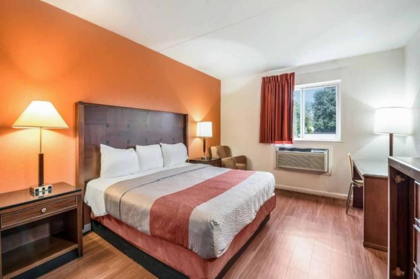 1 King Bed  Non-Smoking