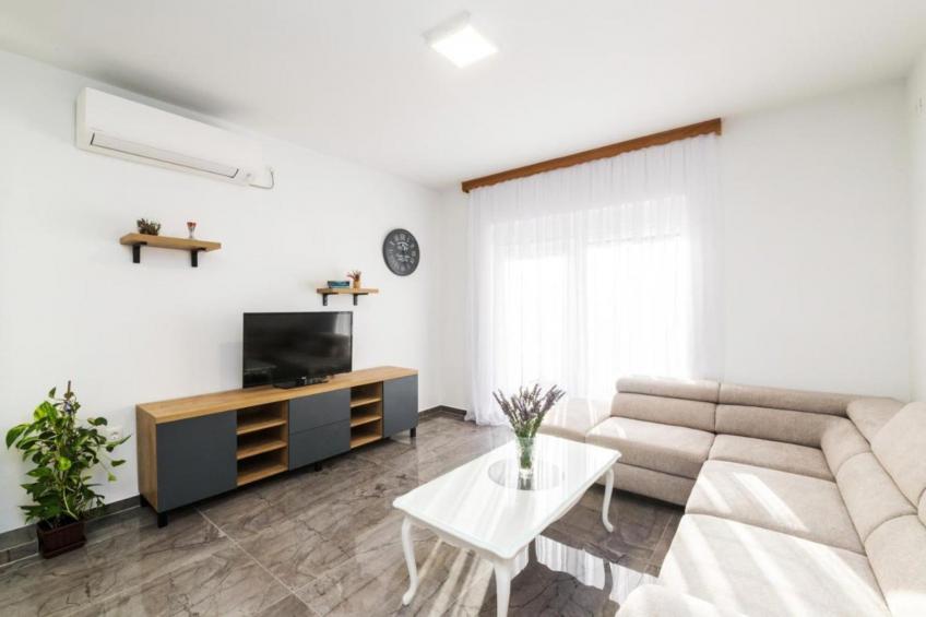 Mihael Holiday House - Three Bedroom Holiday Home with jacuzzi