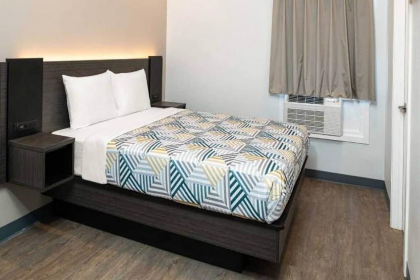 1 King Bed  Non-Smoking