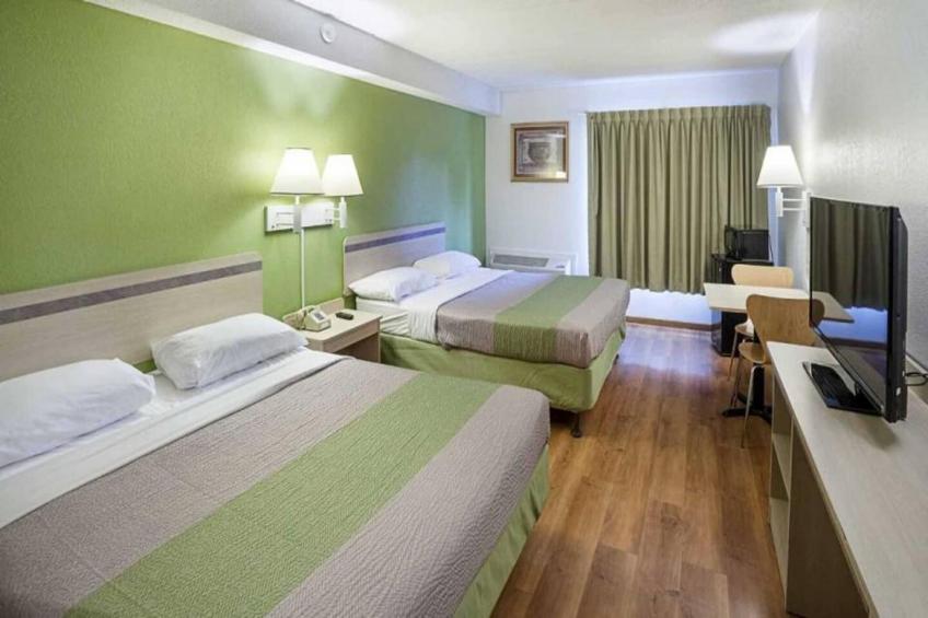 2 Queen Beds  Non-Smoking Mini Fridge - foto 3