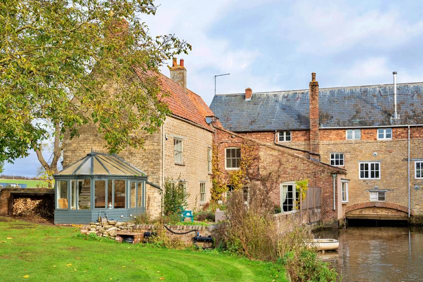 Islip Mill House - Beautiful Riverside Home
