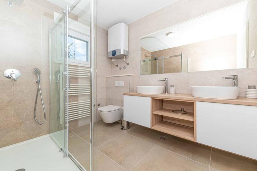 Expansive Retreat with Private Pool & BBQ, Near the Beach - Six Bedroom Villa - foto 22