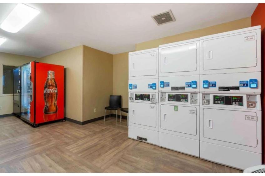 1 King Bed  Non-Smoking Kitchen Shower - foto 43