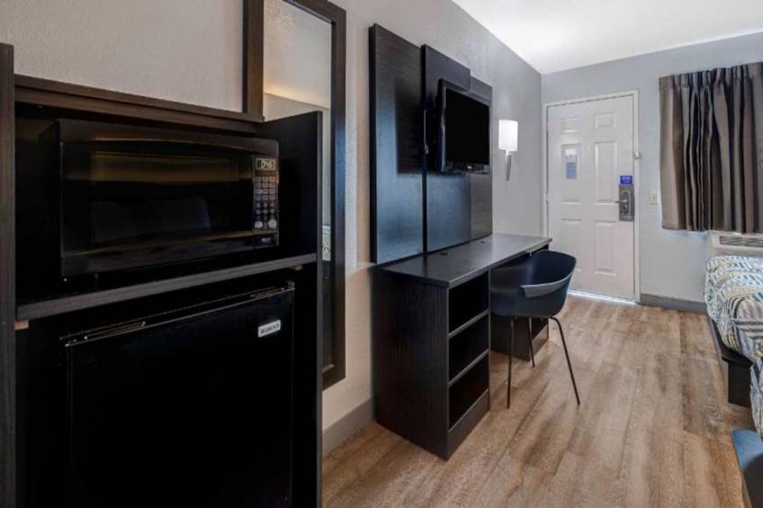 1 King Bed  Non-Smoking Micfridge - foto 8