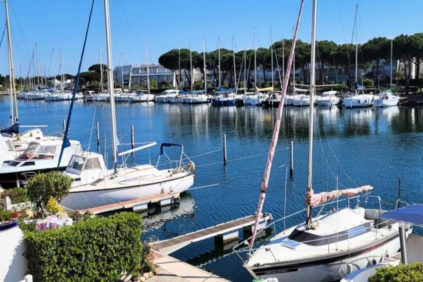 Résidence Marina Lairan Vue Sur L'eau Et Les Bateaux De Port Camargue 2 étoiles F - foto 17