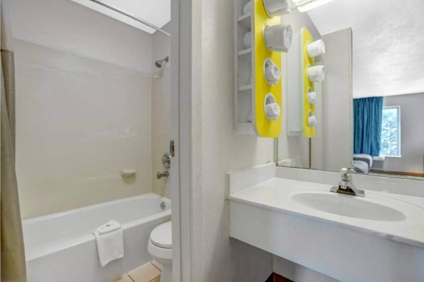1 Queen Bed  Mobility Accessible Tub Nsmk - foto 11