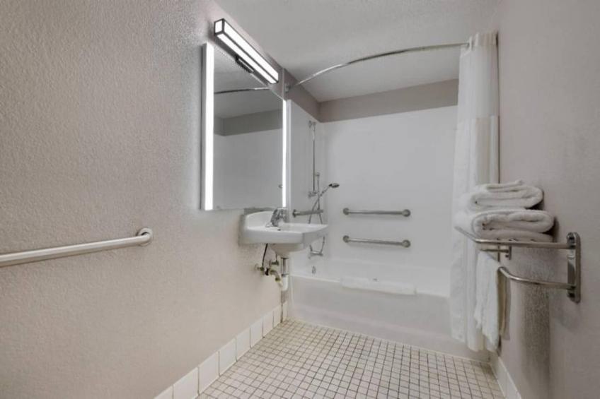 1 King Bed  Mobility Accessible Tub Nsmk - foto 20