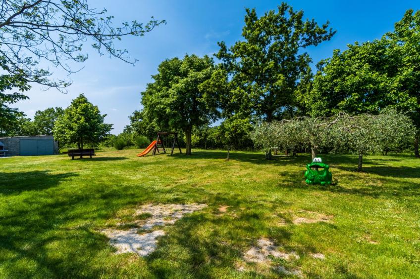Schönes Haus mit großer grüner Umgebung, Pool - foto 37