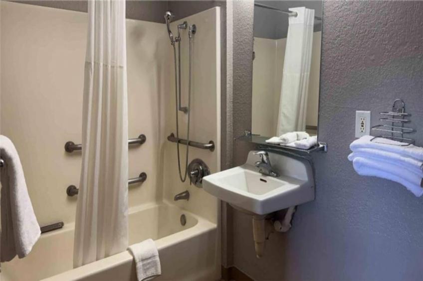 1 Full Bed  ADA/Tub/Mini Fridge - foto 13