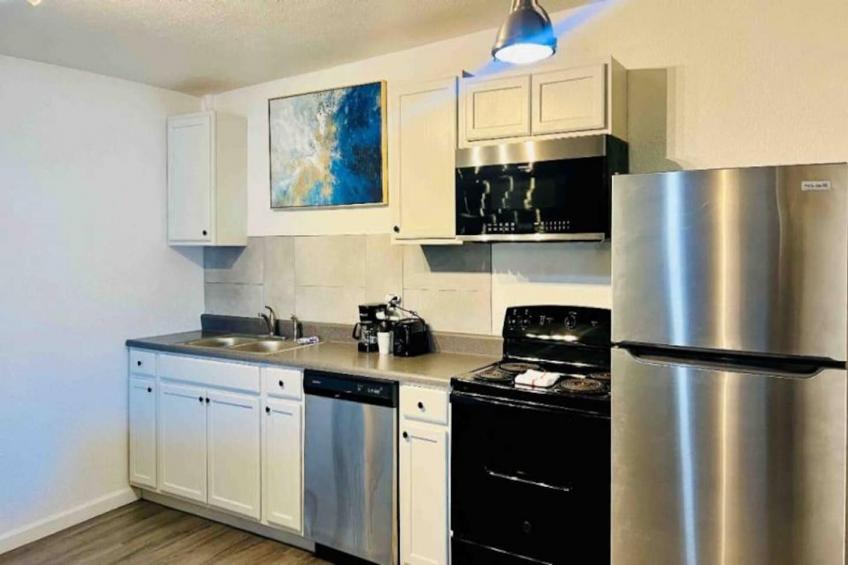 1 King Bed  Non-Smoking Kitchen - foto 6