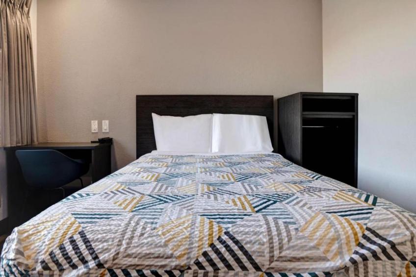 1 Queen Bed  ADA/RI Shower/Micfridge - foto 8