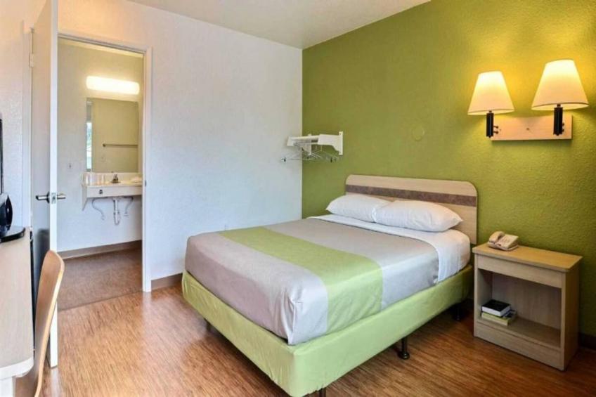 1 Full Bed  ADA/Tub - foto 6
