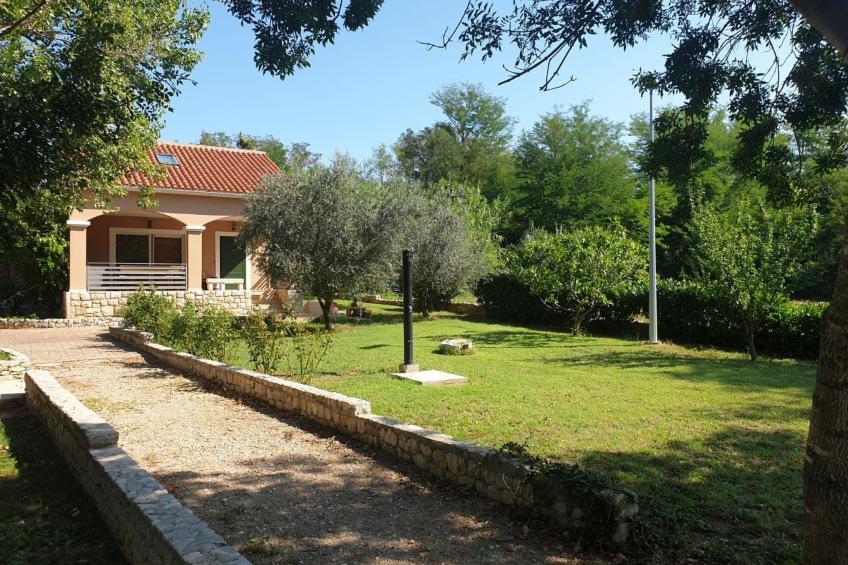 Am Fluss gelegenes Haus mit Galerieschlafplätzen