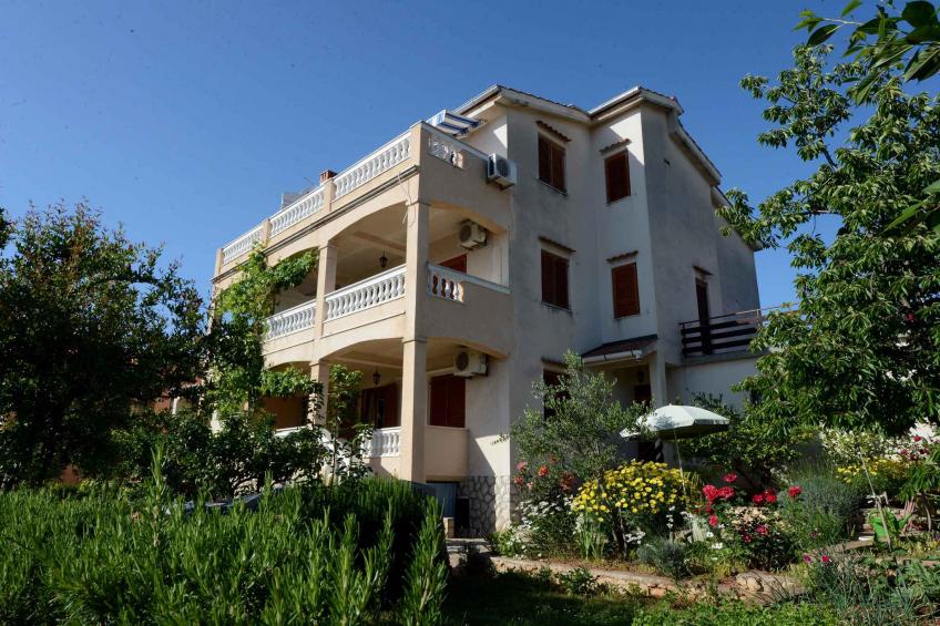 Holiday apartment with garden and barbecue - BF-FRMC