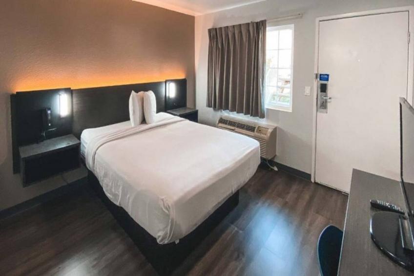 1 King Bed  Non-Smoking Kitchen - foto 6