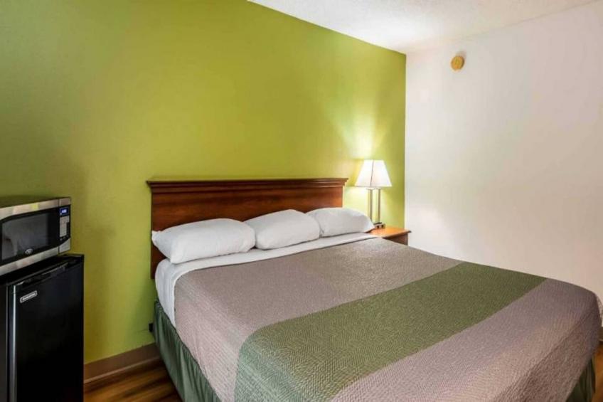 1 King Bed  Non-Smoking Micfridge - foto 13