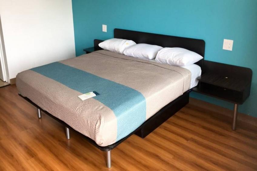 1 King Bed  Non-Smoking Micfridge - foto 10