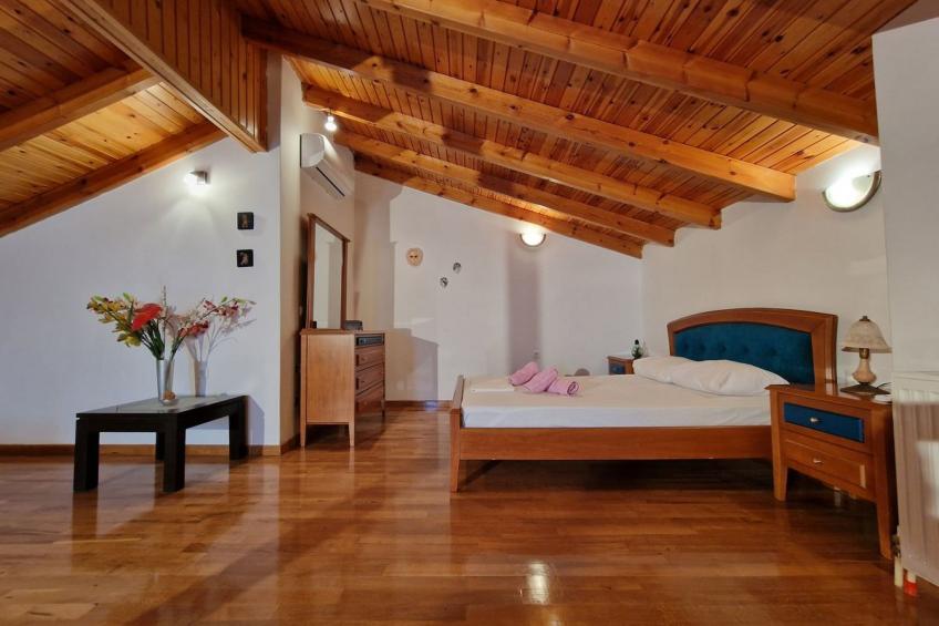 Vollständig umschlossene und großzügig angelegte dreistöckige Ferienvilla mit f - foto 29