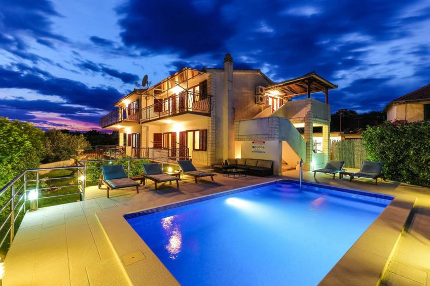 Relaxing Holiday Home with Pool, Fitness Area, and Entertainment Facilities - Six Bedroom Holiday Home - foto 35