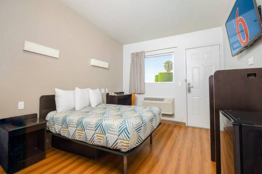1 QUEEN BED  NON-SMOKING MINI FRIDGE - foto 7