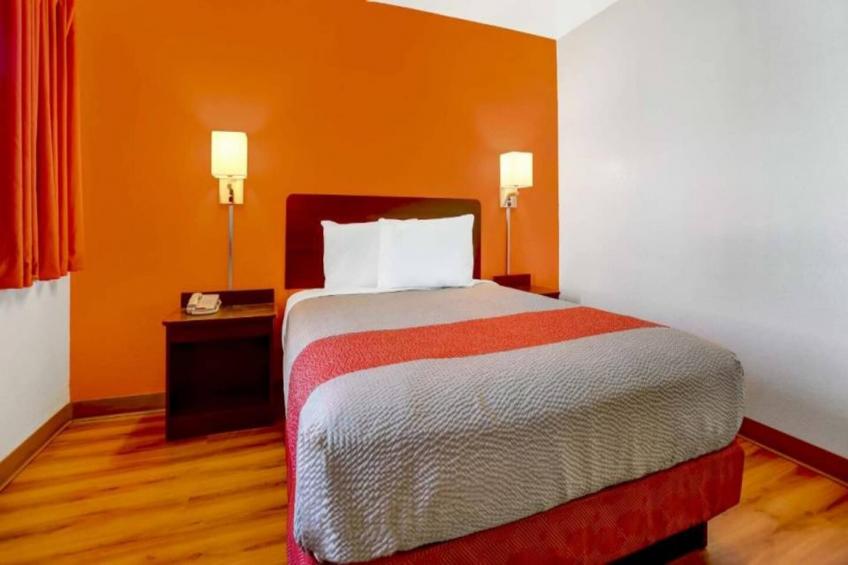 1 Full Bed  ADA/RI Shower - foto 6