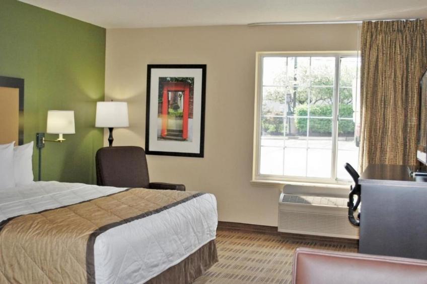 1 Queen Bed  Non-Smoking Kitchen - foto 22