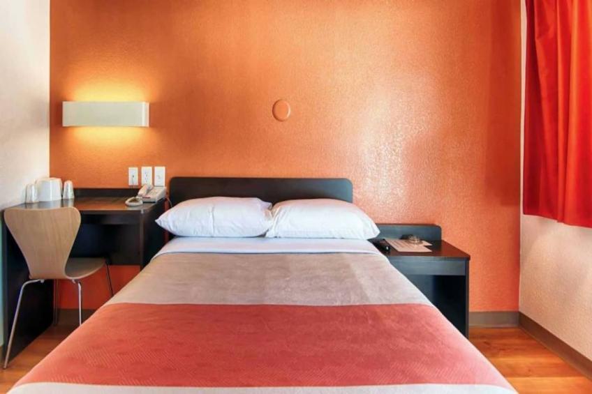 1 Full Bed  ADA/Tub - foto 4