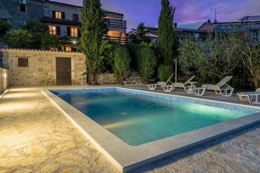 Wunderschön eingerichtete Villa mit Pool und Garten - foto 2