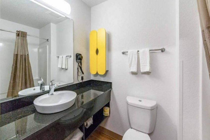 1 King Bed  Non-Smoking Kitchen - foto 20