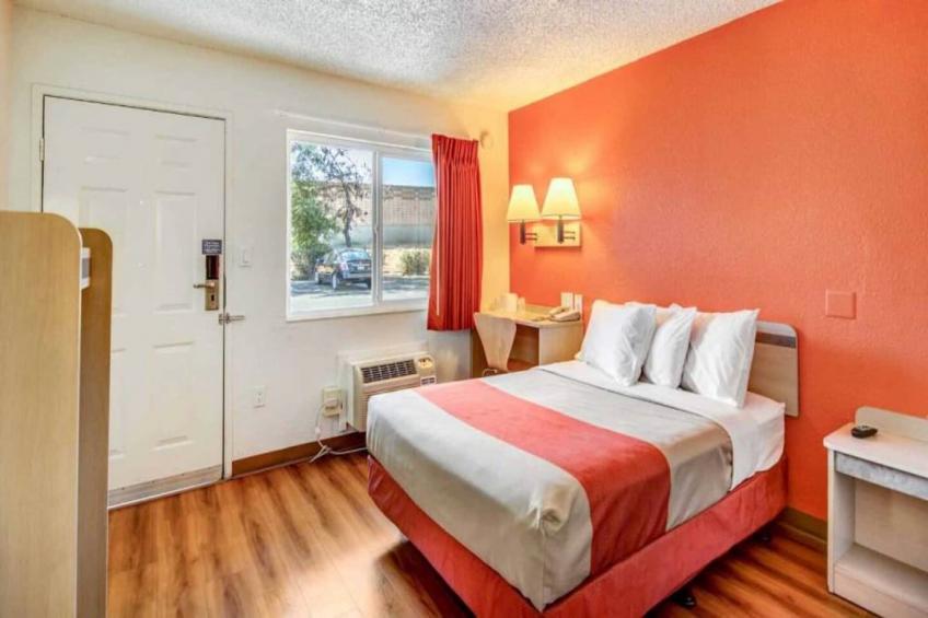1 Full Bed  ADA/RI Shower - foto 7
