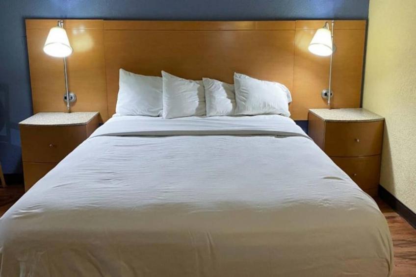 1 King Bed  Mobility Accessible RI Shower Nsmk - foto 15