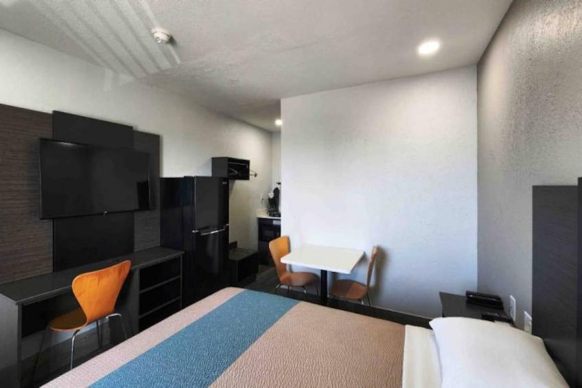 1 Queen Bed  Non-Smoking Kitchen - foto 10