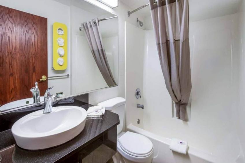 1 Queen Bed  Mob Acc Tub Ste Nsmk Sb Micfri - foto 7